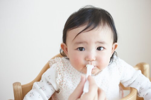 子供への食べ物の口移しはng 虫歯菌 ピロリ菌感染も 食と健康 All About
