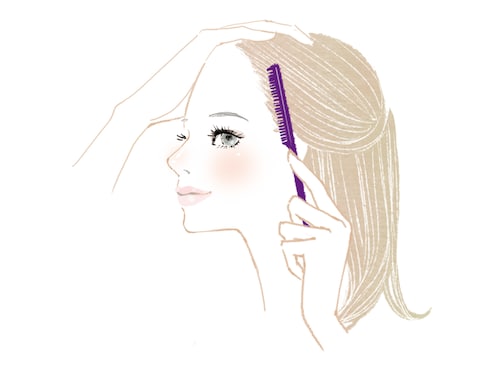 ヘアセット用のスプレーをコームに吹き付けてヘアセット! ヘアセット用のスプレーをコームに吹き付けてヘアセット!