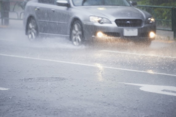 台風16号で相次ぐ被害、水没した車を動かすのは危険！注意点は？