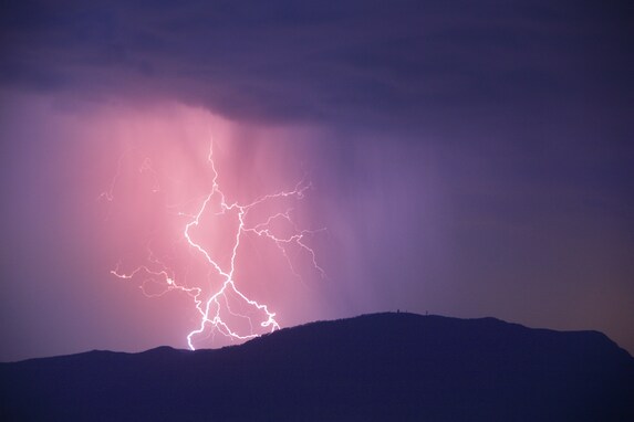 大阪では停電、愛知では火災？落雷の危険から身を守る方法