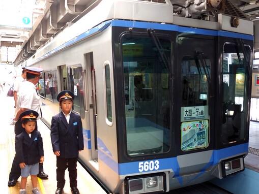 子ども駅長が出発進行！湘南で「モノレールのたび号」運行開始