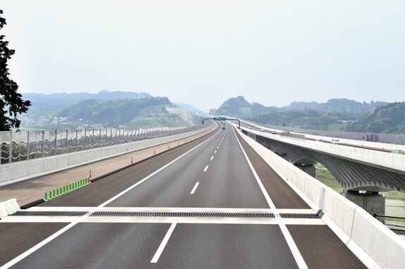 新東名高速道路の速度上限を110km/hに11月1日から引き上げへ