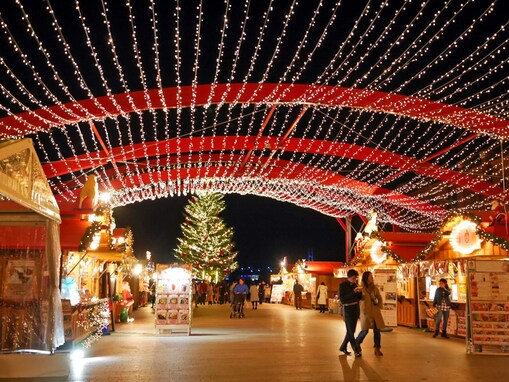 横浜赤レンガ倉庫のクリスマスマーケットはケルンの光の世界を再現