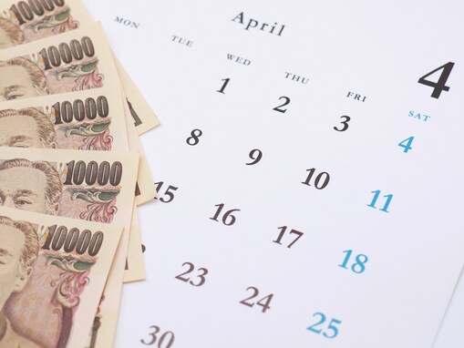 正社員の平均初年度年収は449万円で前年比9.7万円増、業種別は？