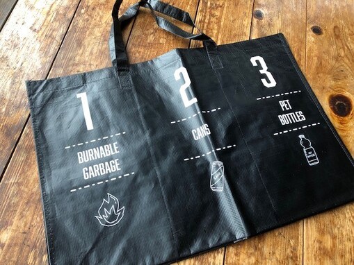 ペットボトルや食品トレーの「ごちゃ混ぜ」を解消！ ダイソーの仕切り付きダストバッグが優秀