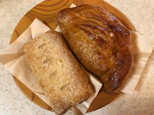 シャトレーゼで買える「YATSUDOKI」の焼き立てスイーツ。アップルパイともちパイを実食！