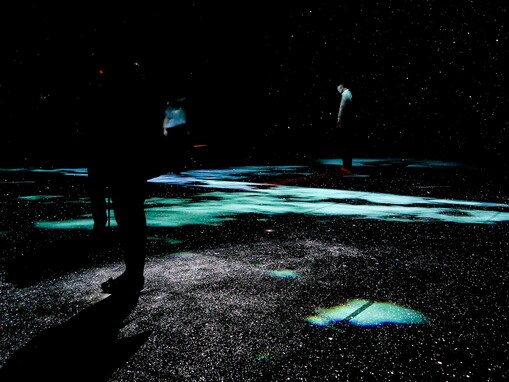 横浜赤レンガ倉庫でプラネタリウム開催中！ 「星と歩く」床に映した1000万個の星の上を歩く体験型アート