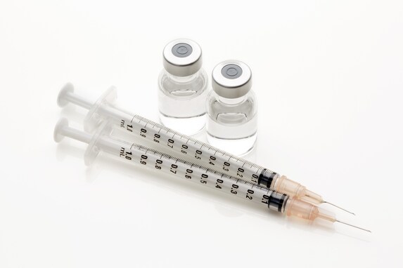 ワクチン接種1回目の副反応……2位「筋肉や関節の痛み」、1位は？ ファイザー・モデルナそれぞれの接種体験談＆医師の解説も