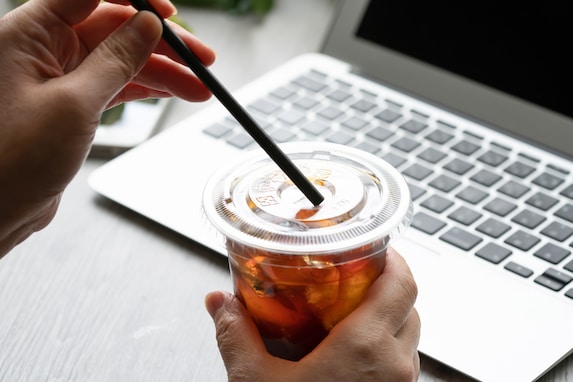 「飲みやすくスッキリ」「苦みがちょうどいい」コンビニエンスストアのアイスコーヒーランキング 2位ローソンを抑え、圧倒的票数を獲得した1位とは？