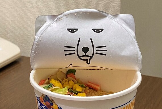  「また会いたい…と思わされる不思議な魅力」カップヌードルの蓋ウラに描かれたあのキツネの真相を日清食品に聞いてみた