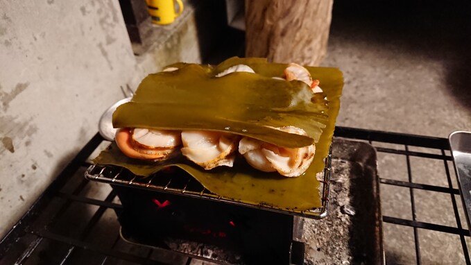 「超絶おすすめしたい」炭火でホタテを焼くのはバター醤油ではなく…今まで見たことのない驚きの焼き方に絶賛の嵐