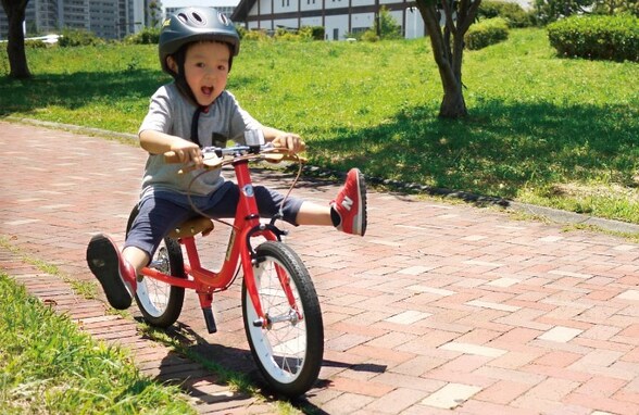 コロナ禍でも密を避けて楽しめる「自転車遊び」がブームに！ 足けりバイクから自転車にチェンジできる幼児用自転車が大人気