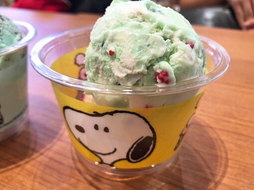 サーティワンとスヌーピーがコラボ！ ダブルカップを買うと、スヌーピーのカップに入れてもらえる