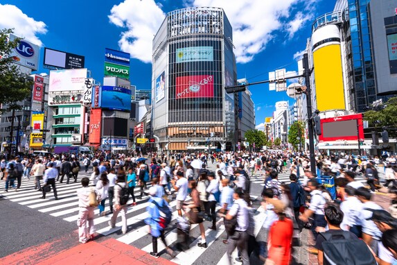 【生活編】地方出身者が東京でショックを受けたことランキング！「小銭も拾える夜の明るさ」「首を痛めるビルの高さ」を抑えた1位は？