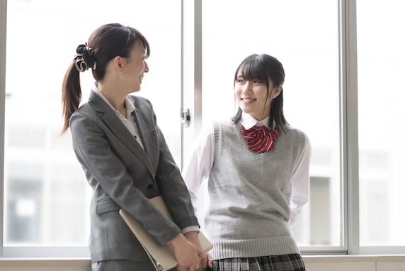 女子高校生がなりたい職業ランキング！ 2位は「教師・教員」、1位は……？