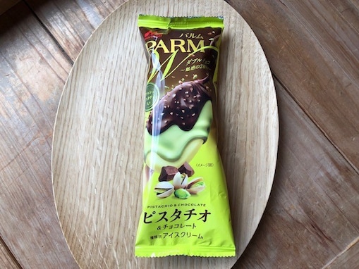 PARM（パルム）の新作「ピスタチオ＆チョコレート」を実食。史上初のチョコ2層がけでもパリパリにならない不思議