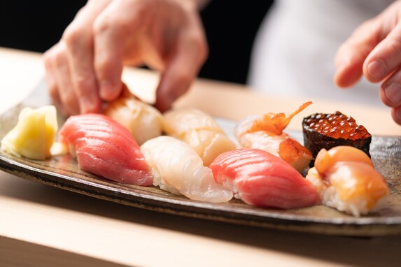 常連に聞く、好きな高級寿司ネタランキング！ 3位「ホタテ、中トロ」、2位「鯛」、1位は？　