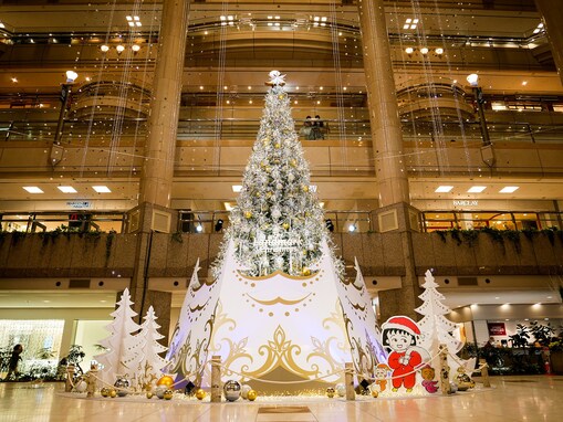 横浜ランドマークタワーのクリスマスツリーは『ちびまる子ちゃん』とコラボ！ サンタ姿のまるちゃんがお出迎え