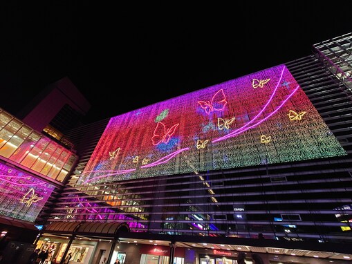 横浜駅西口に蝶が舞う赤いオーロラが出現「ヨコハマイルミネーション2021」 見たら幸せになれるかも！
