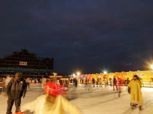 「アートリンク in 横浜赤レンガ倉庫」はじまる！ アートとアイススケートがコラボした期間限定の屋外リンク