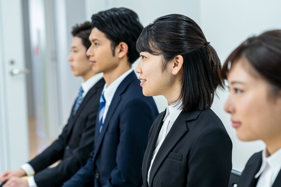 2023年卒調査「文系の就職人気企業」ランキング！ 3位「集英社」、2位「講談社」、1位は？