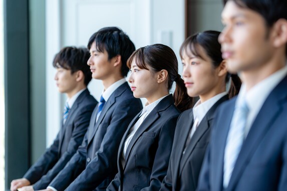 新卒3年以内の若手社員、約半数が「3年以内に辞めたい」と回答！ 勤続意欲を左右するポイントは？