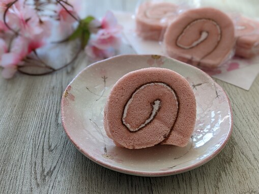 無印良品「桜のロールケーキ」はティータイムに春を呼ぶ一品！ 美しい桜色に癒やされる