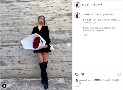 Koki, 太ももあらわなミニスカブラックコーデで超絶スタイル披露！ 真っ赤なバラの花束がよく映える