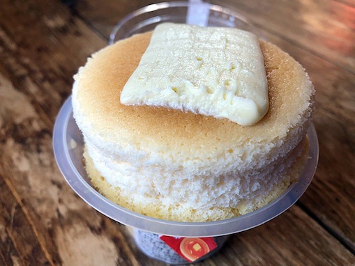 ファミマの「ホットケーキなスフレ・プリン」は、しゅわっとスフレとバターが絶妙。バタークリームなしで食べてはいけません！