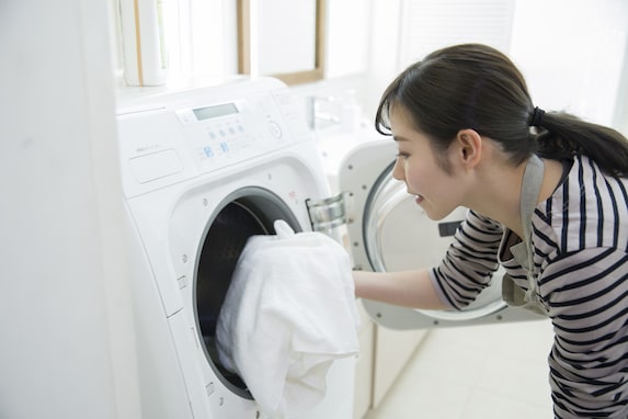 家事の負担を減らせる便利な生活家電TOP3！ 「乾燥機付きドラム洗濯機」「お掃除ロボット」を抑えた1位は？