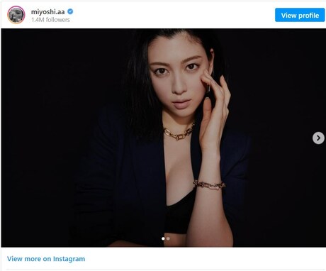 三吉彩花、谷間あらわなモデルショット！ 「大胆でジェンダーレスなデザイン」のジュエリーを紹介