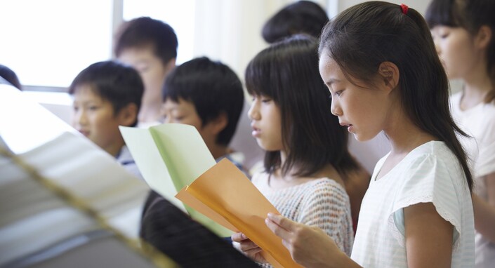 「合唱コンクールで学級崩壊」「参観日に父親がサングラス」500人に聞いた、小学校行事の思い出エピソード！