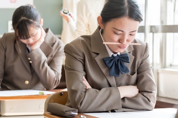 「回答用紙によだれ」「名前を書き忘れて0点」 500人に聞いた、高校生時代のテスト失敗談【黒歴史】