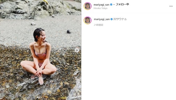 永尾まりや、“川サウナ”で胸元あらわな水着姿を披露！ 谷間と横顔の美しさがたまらない存在感