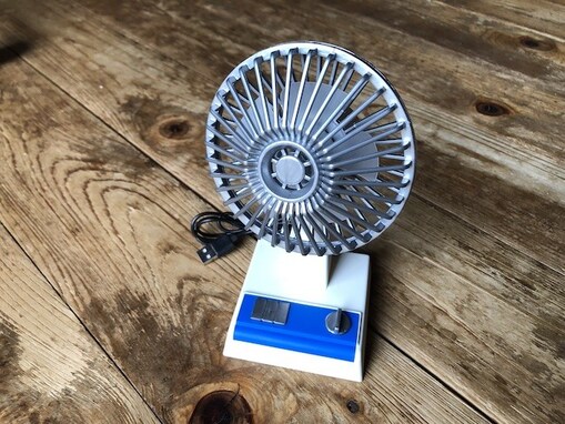 ダイソーの「昭和風ミニ扇風機」が昭和レトロでかわいい！ モバイルバッテリーと組み合わせて使って！