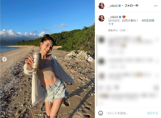 Niki、大胆肌見せファッションで夏を感じる海辺ショット！ 「本当にエロ可愛い」「海似合いすぎ」