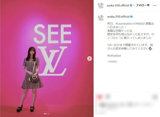 齋藤飛鳥、異次元の小顔＆美脚が際立つミニスカコーデの全身ショットを公開！ ルイ・ヴィトン展覧会を満喫