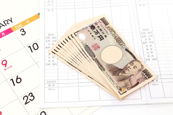 【高卒新社会人に聞いた】初ボーナスの使い道、「預貯金」が57.0％で最多。「自分のために使う」が6割超