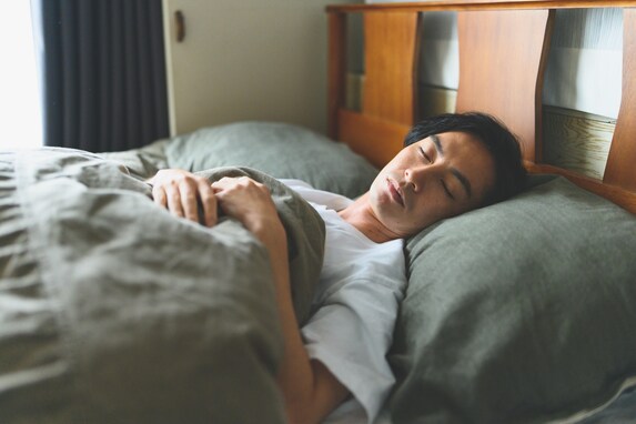 年収1000万円以上の2人に1人が「睡眠の質を高めるために対策をしている」 その対策とは？
