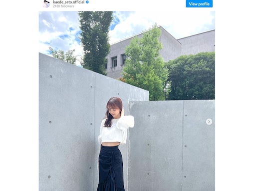 乃木坂46・佐藤楓、モノトーンの腹チラコーデを披露！ 夏らしく涼しげな最新ショット