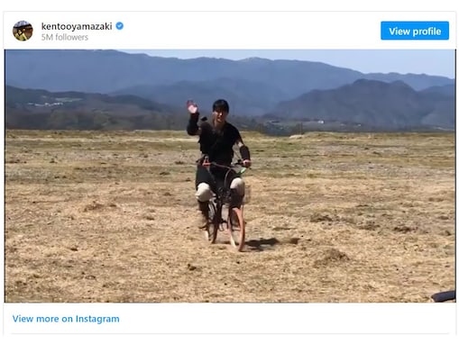 「かわいすぎる」山崎賢人、自転車に乗るおちゃめなオフショット動画にコメント殺到