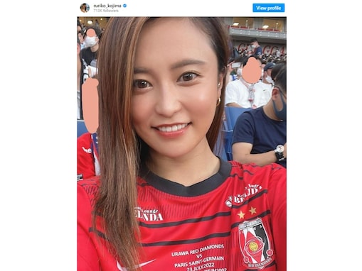 小島瑠璃子、スポーティーなユニフォーム姿でサッカー観戦！ 「髪下ろしてるの久々過ぎて」