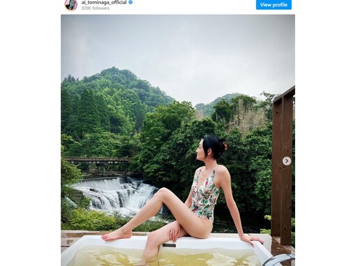 冨永愛、滝をバックに水着姿の圧巻スタイルを披露！ 「もはや、芸術」「スタイル良くて素敵」