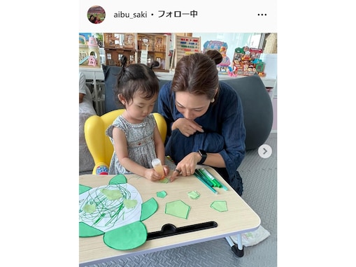 相武紗季、娘と“顔出し”ツーショット公開！ 保育園で宿題をする姿に「微笑ましい」 「最高のママや！」