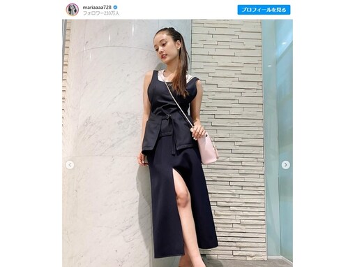 「色気たっぷりいい女」谷まりあ、深すぎるスリットから美脚を大胆披露！ 「美しすぎ」「ずっと推す」