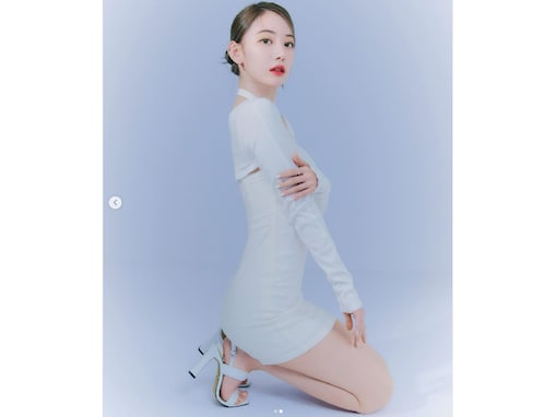 宮脇咲良、超ミニスカで圧倒的な美脚を披露！ 「美しすぎる…」「めっちゃ肌綺麗で可愛すぎる」