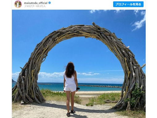 里田まい、ショーパン姿で美脚披露！ 「めっちゃ映えてます スタイル良すぎ」「美しい後ろ姿ナイスボディ」