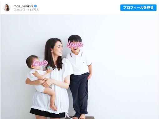 押切もえ、4歳長男、1歳長女と仲良しスリーショット公開！ 「家族愛ですね」「すてきなあたたかい家族写真」