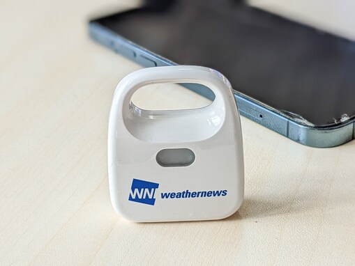 ウェザーニュースの気象観測器「WxBeacon2」が超便利！ 今いる場所の気圧や紫外線などが分かる
