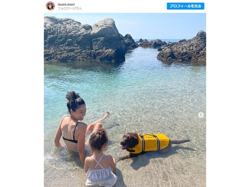 森泉、スタイル抜群の水着姿で娘や愛犬と和やか家族ショット！ 「素敵なママ」「しあわせたっぷり」の声